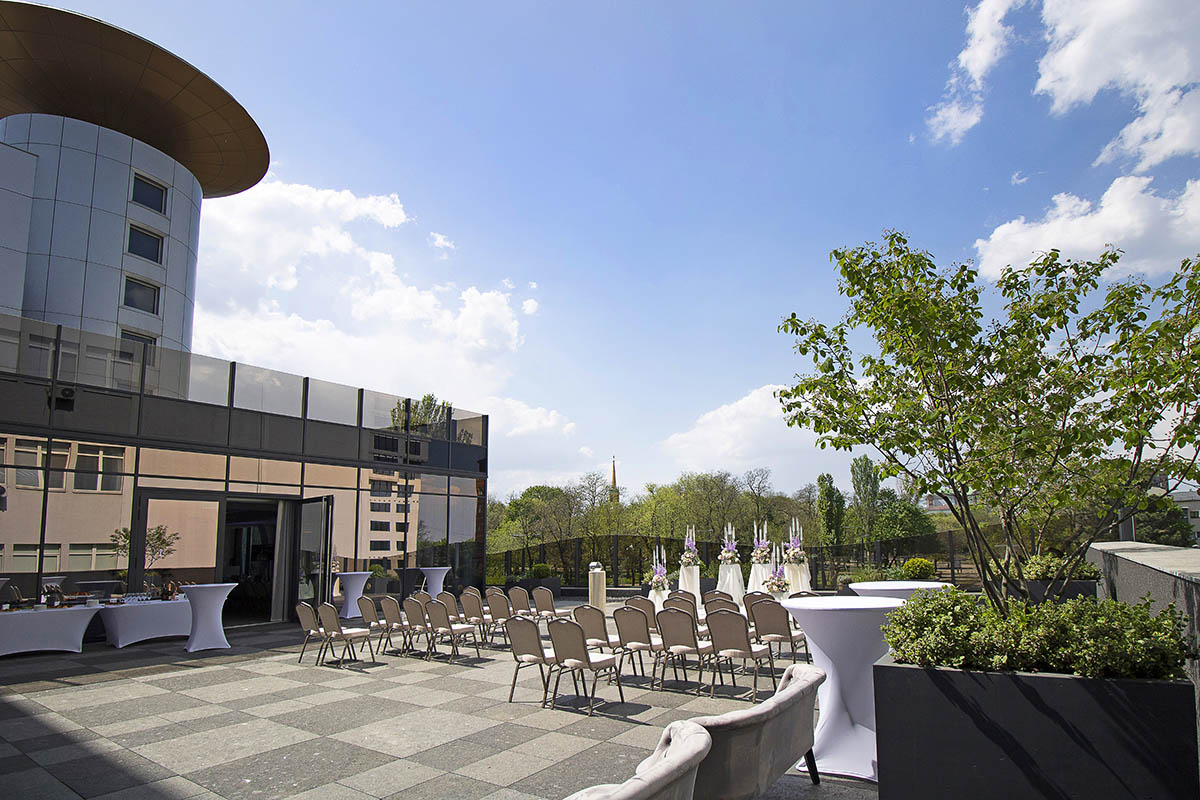 Сервіровані столи у залі Tsunami